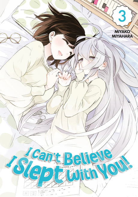 Couverture du manga I Can’t Believe I Slept With You! Tome 3 montrant deux jeunes femmes en pyjama allongées ensemble sur un lit, souriantes et complices. 