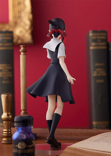 Figurine Pop Up Parade de Kaguya Shinomiya (Kaguya-sama: Love is War) en uniforme scolaire noir, dans une pose gracieuse et mystérieuse