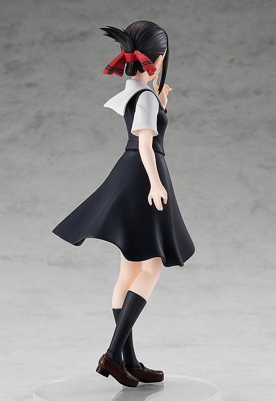 Figurine Pop Up Parade de Kaguya Shinomiya (Kaguya-sama: Love is War) en uniforme scolaire noir, dans une pose gracieuse et mystérieuse