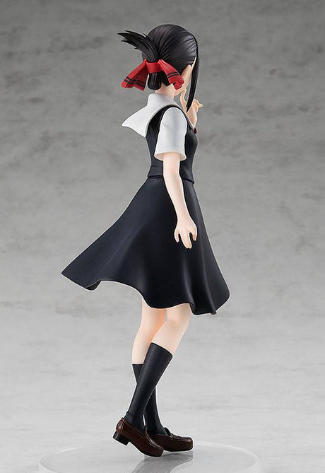 Figurine Pop Up Parade de Kaguya Shinomiya (Kaguya-sama: Love is War) en uniforme scolaire noir, dans une pose gracieuse et mystérieuse