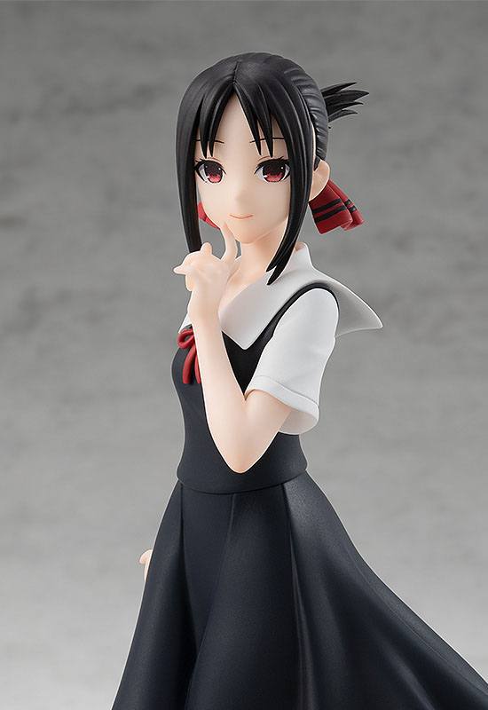 Figurine Pop Up Parade de Kaguya Shinomiya (Kaguya-sama: Love is War) en uniforme scolaire noir, dans une pose gracieuse et mystérieuse