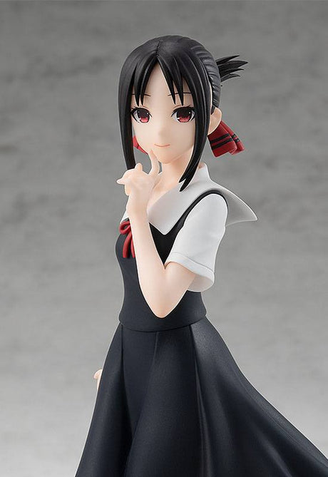 Figurine Pop Up Parade de Kaguya Shinomiya (Kaguya-sama: Love is War) en uniforme scolaire noir, dans une pose gracieuse et mystérieuse