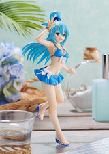 Figurine Pop Up Parade d’Aqua de KonoSuba en maillot de bain bleu, capturant son énergie débordante dans un décor estival raffiné.