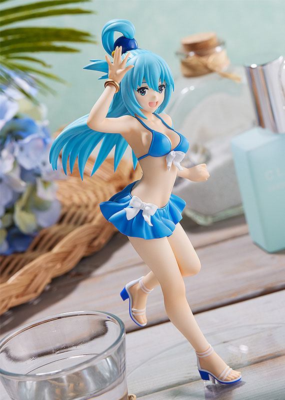 Figurine Pop Up Parade d’Aqua de KonoSuba en maillot de bain bleu, capturant son énergie débordante dans un décor estival raffiné.