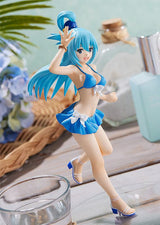 Figurine Pop Up Parade d’Aqua de KonoSuba en maillot de bain bleu, capturant son énergie débordante dans un décor estival raffiné.