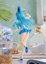 Figurine Pop Up Parade d’Aqua de KonoSuba en maillot de bain bleu, capturant son énergie débordante dans un décor estival raffiné.