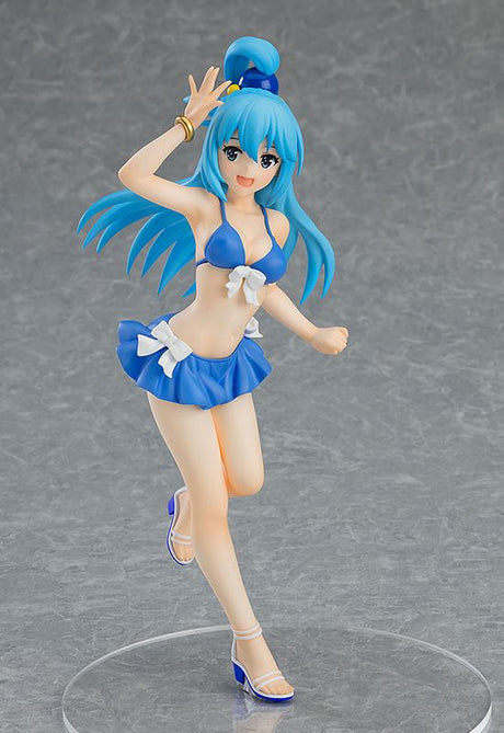 Figurine Pop Up Parade d’Aqua de KonoSuba en maillot de bain bleu, capturant son énergie débordante dans un décor estival raffiné.