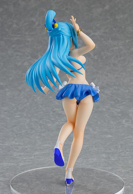 Figurine Pop Up Parade d’Aqua de KonoSuba en maillot de bain bleu, capturant son énergie débordante dans un décor estival raffiné.