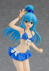 Figurine Pop Up Parade d’Aqua de KonoSuba en maillot de bain bleu, capturant son énergie débordante dans un décor estival raffiné.