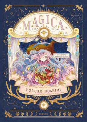 MAGICA – Le Nocturne des Étoiles Filantes (Édition Deluxe) : une magicienne aux cheveux étoilés tient un globe représentant un monde imaginaire, entourée de constellations dorées et de motifs célestes dans un cadre bleu nuit aux accents dorés.