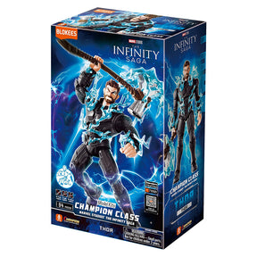 Boîte Marvel Blokees Champion Class Thor Infinity Saga avec le héros tenant Stormbreaker entouré d’éclairs bleus.
