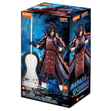 Boîte Naruto Shippuden Blokees Champion Class 05 Madara Uchiha, figurine articulée à assembler avec armure rouge, longs cheveux noirs et éventail de guerre Gunbai, sur fond bleu.