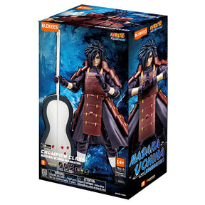 Boîte Naruto Shippuden Blokees Champion Class 05 Madara Uchiha, figurine articulée à assembler avec armure rouge, longs cheveux noirs et éventail de guerre Gunbai, sur fond bleu.