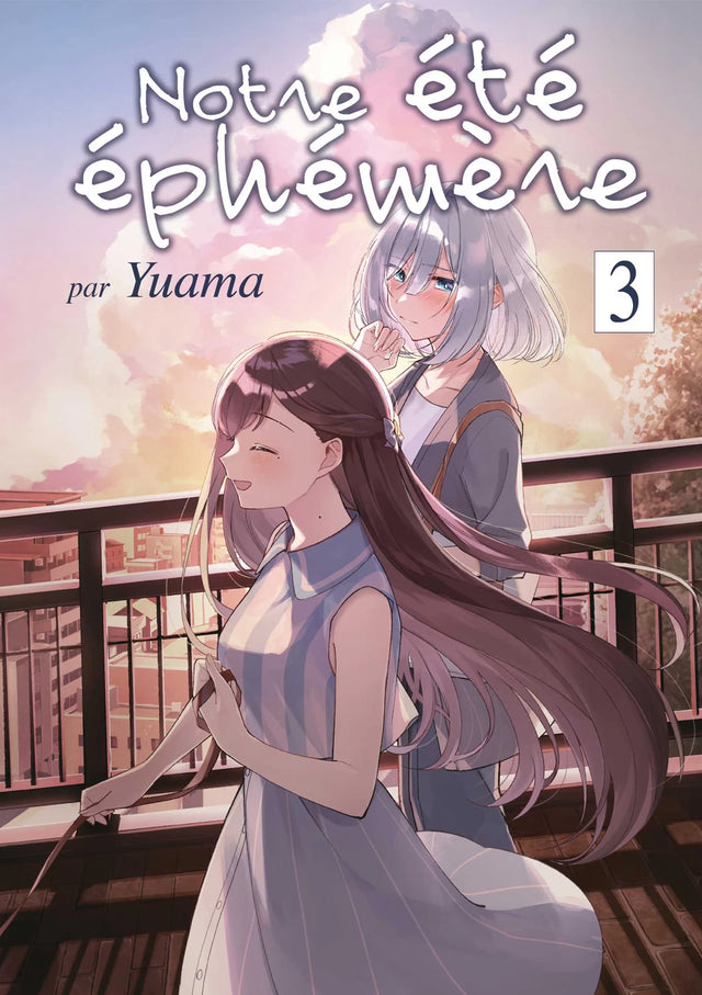 Notre été éphémère Tome 3 montrant deux jeunes filles sur un balcon au coucher du soleil. L’une sourit, les yeux fermés, tandis que l’autre la regarde avec tendresse.