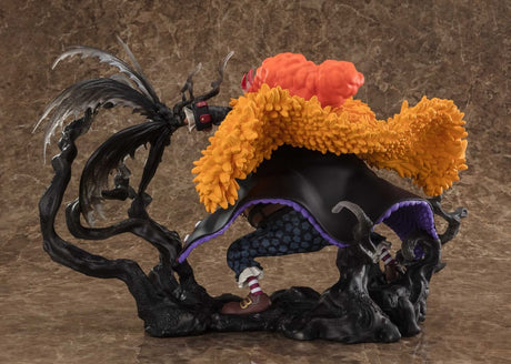 Figurine de Marshall D. Teach (Barbe Noire) version Kurouzu de One Piece, entouré de ténèbres violettes, issue de la gamme Figuarts ZERO Extra Battle.