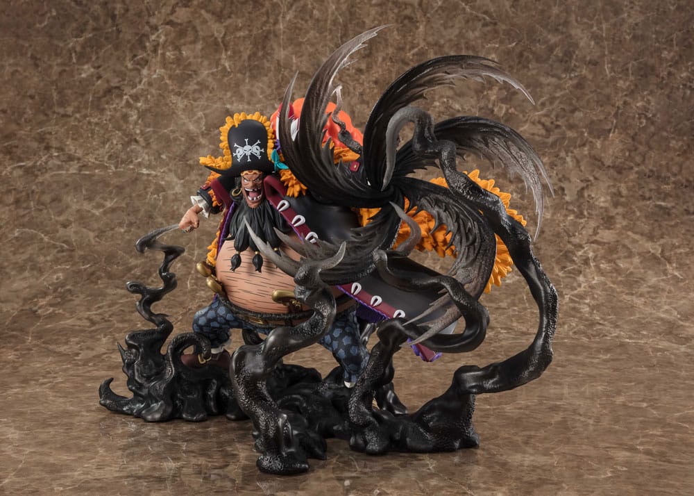 Figurine de Marshall D. Teach (Barbe Noire) version Kurouzu de One Piece, entouré de ténèbres violettes, issue de la gamme Figuarts ZERO Extra Battle.