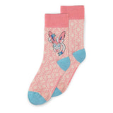Lot de trois chaussettes Pokémon : rose avec Nymphali, vert avec Phyllali et bleu avec Givrali, dans un design coloré et kawaii.