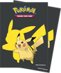 Paquet de 65 protège-cartes Pokémon noirs avec Pikachu et sa silhouette jaune, logo Pokémon Trading Card Game en haut.
