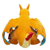 Grande peluche Pokémon Dracaufeu 60 cm orange avec ventre beige, ailes bleutées, griffes blanches et étiquette Pokémon.