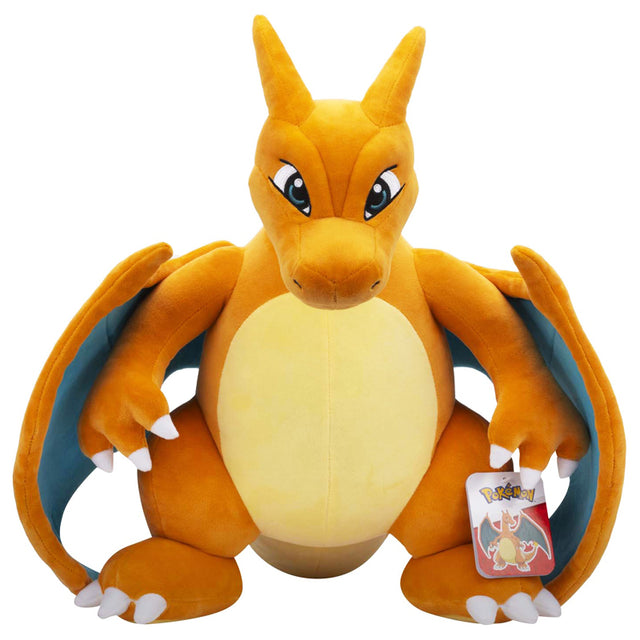 Grande peluche Pokémon Dracaufeu 60 cm orange avec ventre beige, ailes bleutées, griffes blanches et étiquette Pokémon.