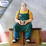 Figurine PVC de Taro Sakamoto assis avec un bol de ramen instantané, statuette Noodle Stopper officielle FuRyu issue de la série Sakamoto Days.