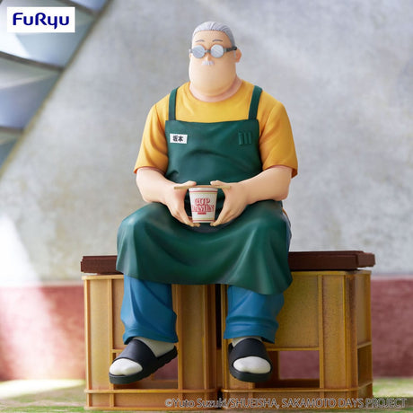 Figurine PVC de Taro Sakamoto assis avec un bol de ramen instantané, statuette Noodle Stopper officielle FuRyu issue de la série Sakamoto Days.