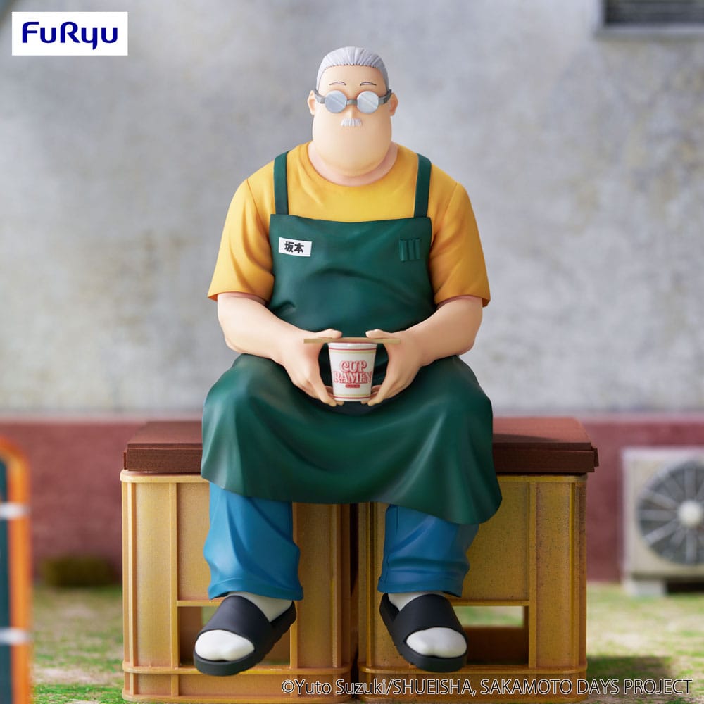 Figurine PVC de Taro Sakamoto assis avec un bol de ramen instantané, statuette Noodle Stopper officielle FuRyu issue de la série Sakamoto Days.
