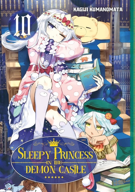 tome 10 de Sleepy Princess in the Demon Castle, avec la princesse Syalis en pyjama rose à pois, assise sur une pile de livres dans une bibliothèque, l'air fatigué, aux côtés d'autres personnages.