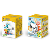 Display de blind boxes Snoopy Pantasy Letter World Series avec plusieurs boîtes jaunes et visuels de figurines Snoopy à collectionner.