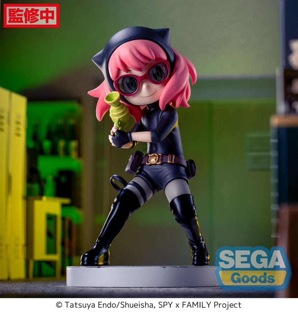 Figurine d’Anya Forger en tenue d’espionne noire avec lunettes, bottes et ceinture, tenant un pistolet-jouet vert, debout sur un socle pavé. Inspirée de la série Spy x Family.