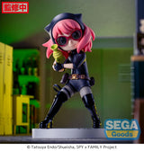 Figurine d’Anya Forger en tenue d’espionne noire avec lunettes, bottes et ceinture, tenant un pistolet-jouet vert, debout sur un socle pavé. Inspirée de la série Spy x Family.