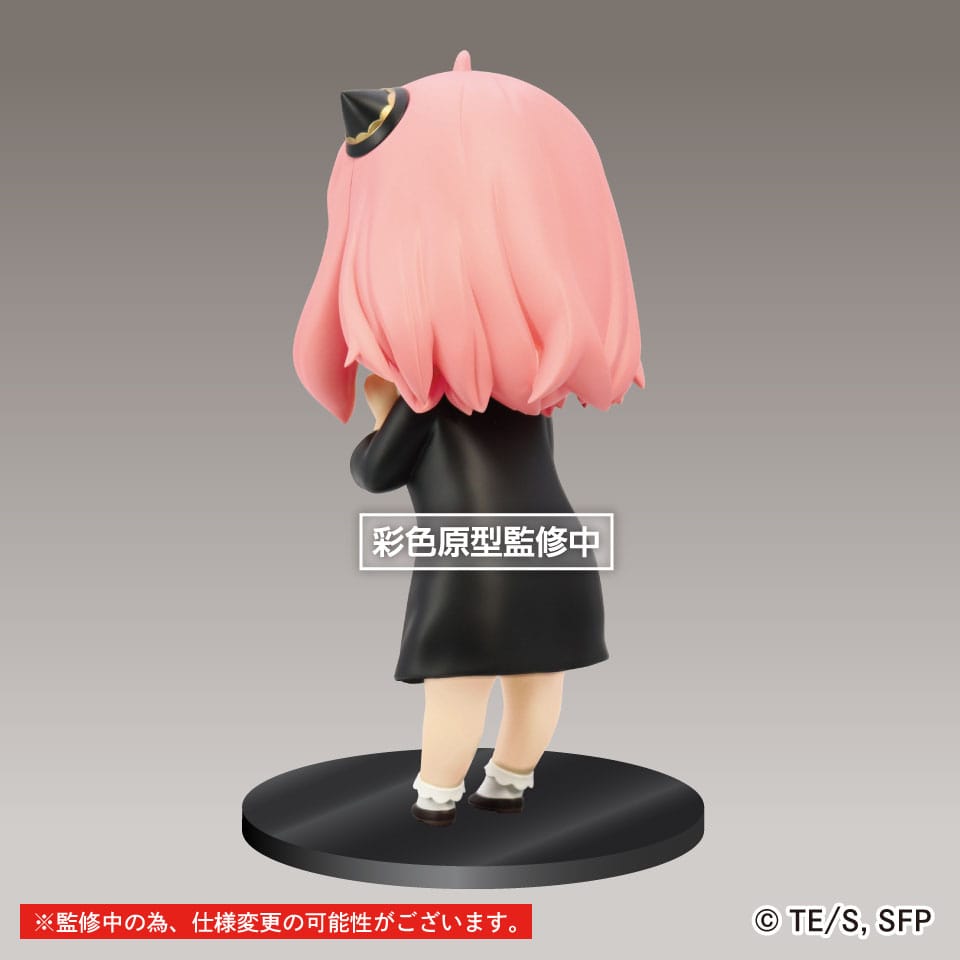 Figurine chibi d’Anya Forger en version princesse, portant une robe noire avec nœud rose et une couronne argentée sur la tête. Pose joyeuse, mains serrées et yeux grands ouverts.