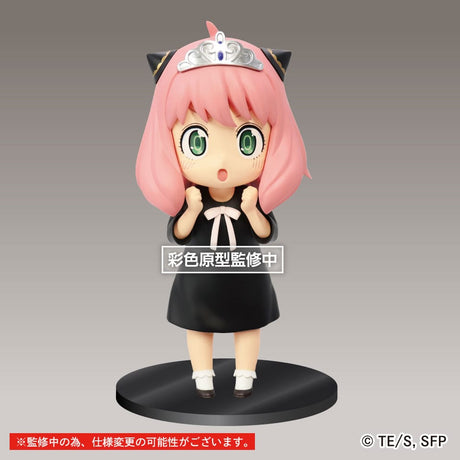 Figurine chibi d’Anya Forger en version princesse, portant une robe noire avec nœud rose et une couronne argentée sur la tête. Pose joyeuse, mains serrées et yeux grands ouverts.