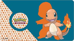 Tapis de jeu Pokémon Ultra PRO représentant Salamèche sur un fond bleu et orange.