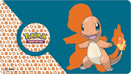 Tapis de jeu Pokémon Ultra PRO représentant Salamèche sur un fond bleu et orange.