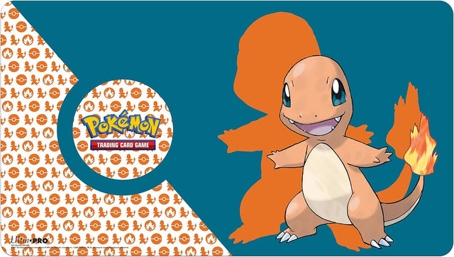 Tapis de jeu Pokémon Ultra PRO représentant Salamèche sur un fond bleu et orange.