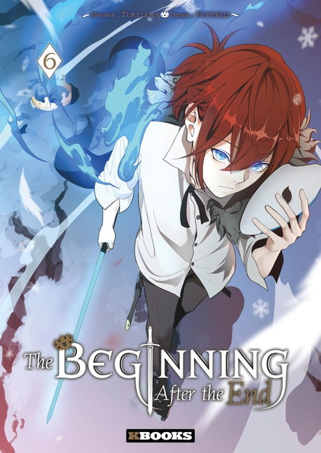 tome 6 de The Beginning After the End montrant Arthur tenant un masque dans une main et un bâton magique dans l’autre, au cœur d’un décor hivernal stylisé.