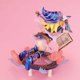Figurine colorée de Dark Magician Girl de Yu-Gi-Oh!, en lévitation avec un grimoire magique, un sceptre et un socle orné de symboles dorés.