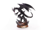 Figurine en PVC de Red-Eyes Black Dragon, le célèbre dragon noir de Yu-Gi-Oh!, dans une pose agressive avec ailes déployées. Le socle est orné de lave en fusion et de roches sombres.