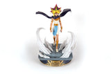 Statuette Yu-Gi-Oh Pharaon Atem 29 cm avec socle égyptien et effets mystiques.
