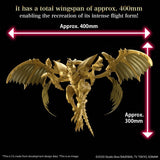 Maquette Yu-Gi-Oh! Figure-rise Standard Amplified Dragon Ailé de Râ dorée avec grandes ailes et griffes sur fond blanc.