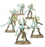 Boîte Warhammer Age of Sigmar Sylvaneth Tree-Revenants avec 5 figurines d’esprits forestiers dans un décor de bataille.