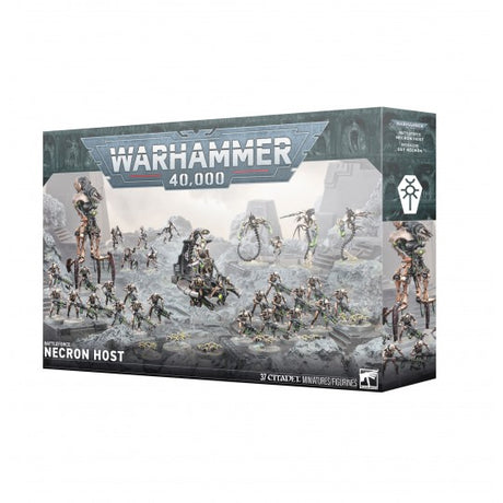 Boîte Warhammer 40,000 Necron Host contenant 37 figurines Citadel avec guerriers et machines Nécrons sur un champ de bataille glacé.