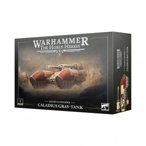 Boîte Warhammer The Horus Heresy Legio Custodes Char Antigrav Caladius avec véhicule antigrav rouge et doré sur champ de bataille.