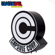 Lampe Dragon Ball représentant le logo Capsule Corp noir et blanc sur socle, avec le logo Dragon Ball en haut de l’image.