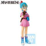 Figurine Dragon Ball Z Ichibansho Bulma The Chronicle of Goku par Bandai, en robe rose avec cheveux bleus, nœud rouge, sacoche et détecteur en main.