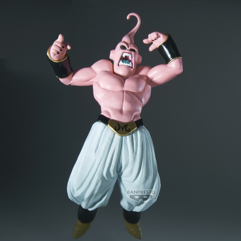 Figurine Dragon Ball Z Match Makers Majin Buu par Banpresto en posture d’attaque avec pantalon blanc et bracelets noirs.