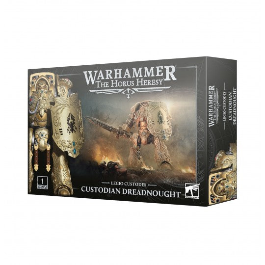 Boîte Warhammer The Horus Heresy Legio Custodes Dreadnought Custodien avec machine de guerre dorée armée d’une épée et d’un bouclier.