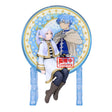 Figurine Frieren: Beyond Journey’s End Glasscape Frieren par Banpresto, avec Frieren assise devant un décor rond fleuri bleu et doré représentant Himmel en arrière-plan.
