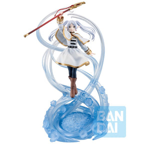 Figurine Frieren: Beyond Journey’s End Ichibansho par Bandai, représentant Frieren en tenue blanche et dorée avec son bâton, flottant sur un socle bleu translucide magique.